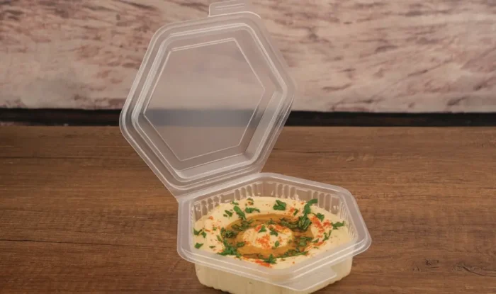 Packmaster CF10 375 cc sızdırmaz altıgen kap içerisinde meze ve sos sunumu; emniyet kilitli profesyonel gıda ambalajı.