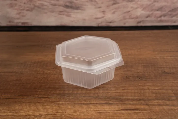 Packmaster CF11 500 cc altıgen sızdırmaz kap içerisinde salata, pilav ve makarna servis sunumu.