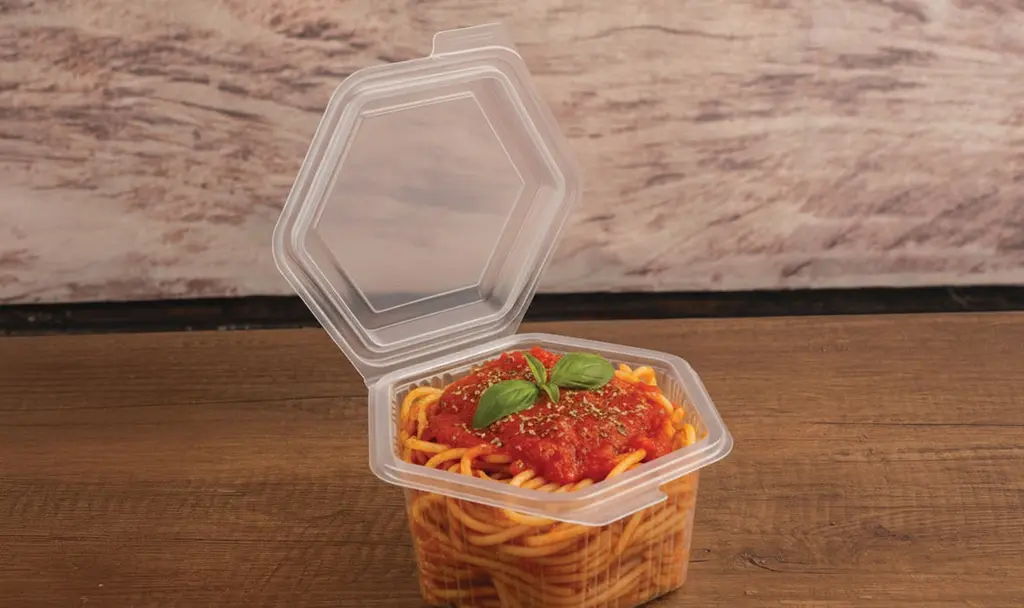 Professional ready-meal food presentation in Packmaster CF12 1200 cc rectangular container, designed for industrial catering and takeaway services.