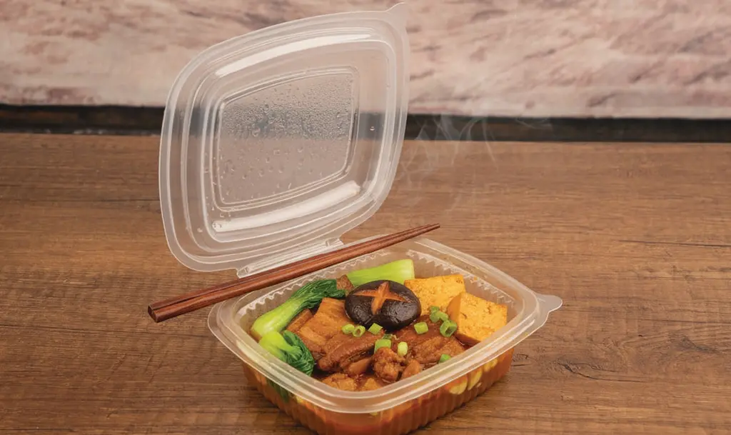 Packmaster CF14 375 cc kare gıda kabı içerisinde büyük boy meze ve şarküteri sunumu; sızdırmaz emniyet kilitli profesyonel paketleme örneği.