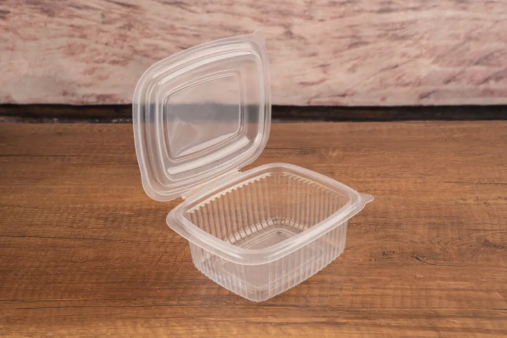 Packmaster CF15 500 cc (17 oz) bac carré vue avec couvercle ouvert ; illustrant le détail du sceau inviolable et de la fermeture hermétique en PP alimentaire.